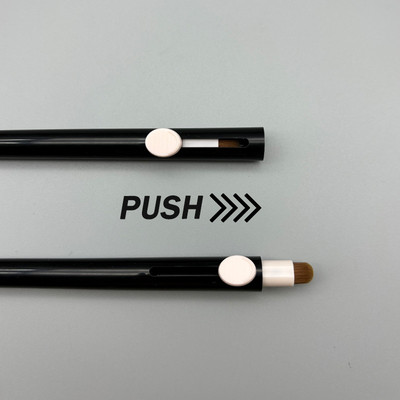 Dobra cena. Pusty twist up lip liner pojemnik OEM Logo Eyeliner ołówek Opakowanie pojemnik do linerów do warg z szczoteczką do wyciągania w Internecie